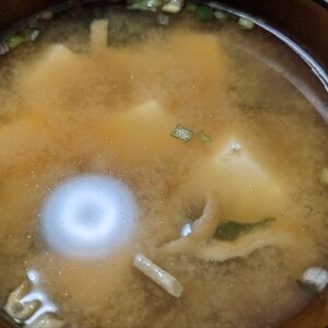 豆腐・大根の葉・わかめの味噌汁